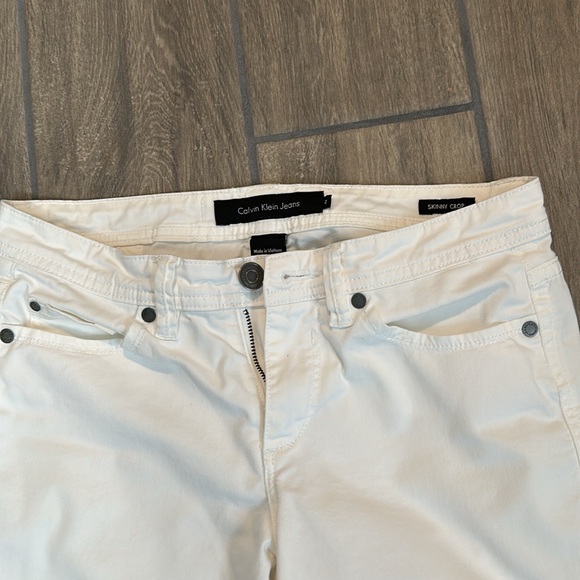 Calvin Klein white jeans skinny crop size 2. 5 pocket. Studs on front only - Picture 4 of 6